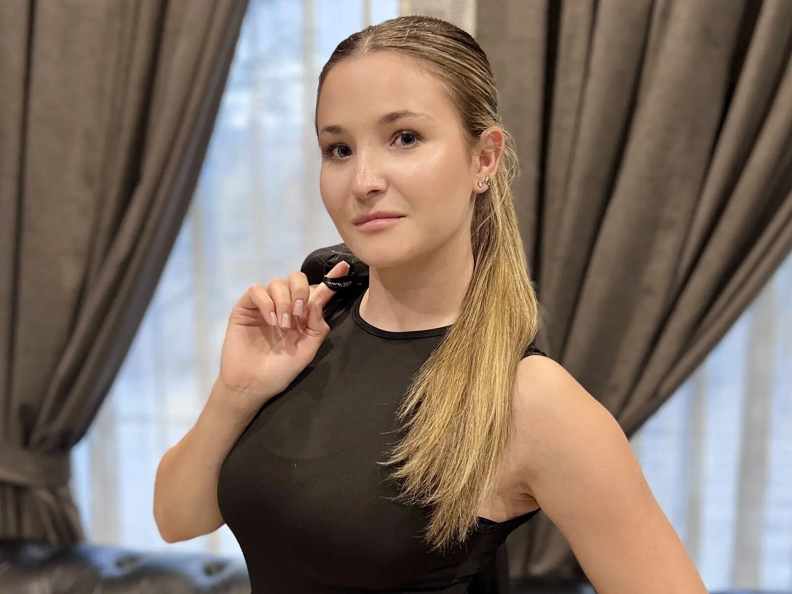 Discover LinaSinner VIP show