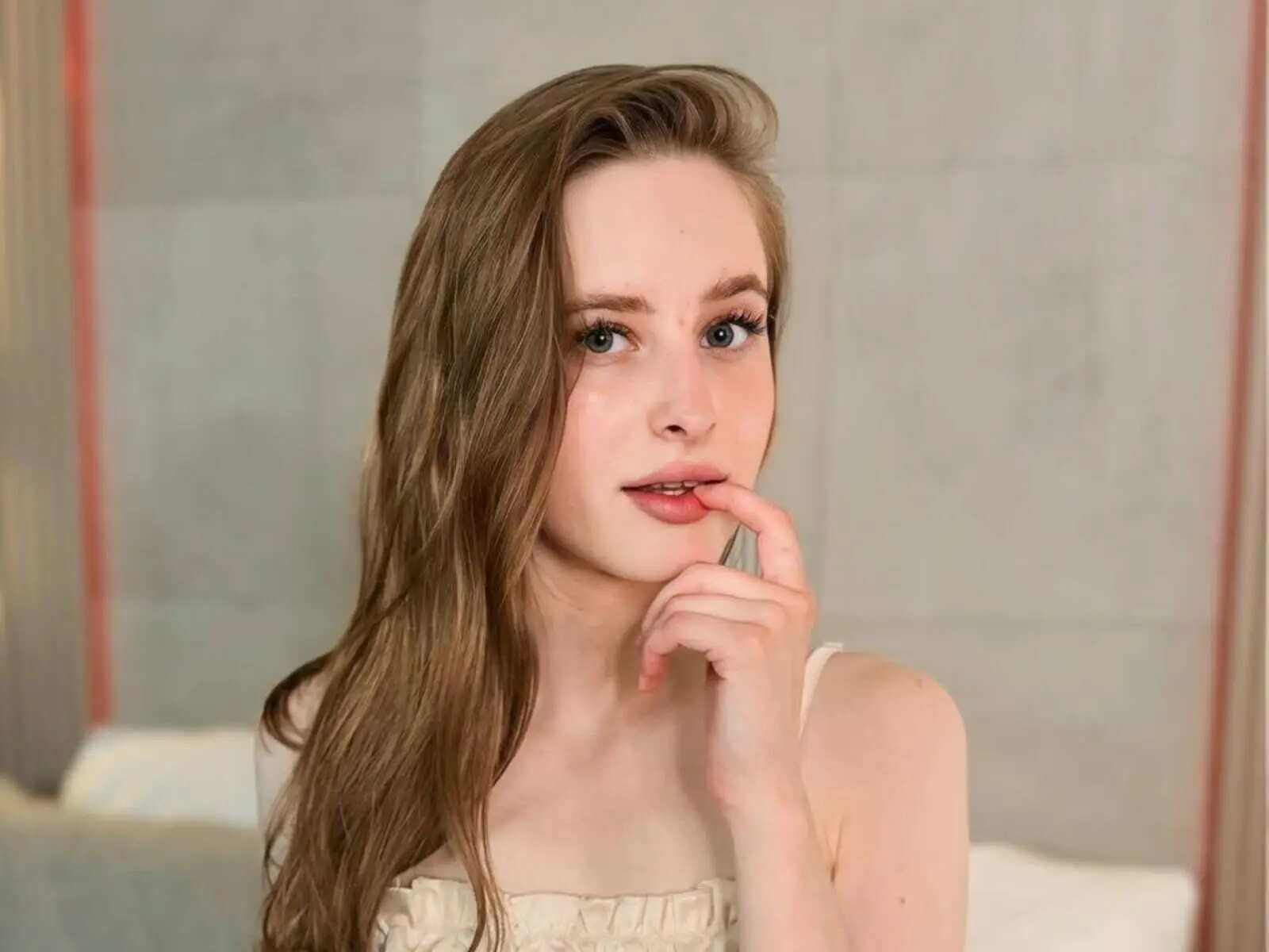 Discover LoraVale VIP show