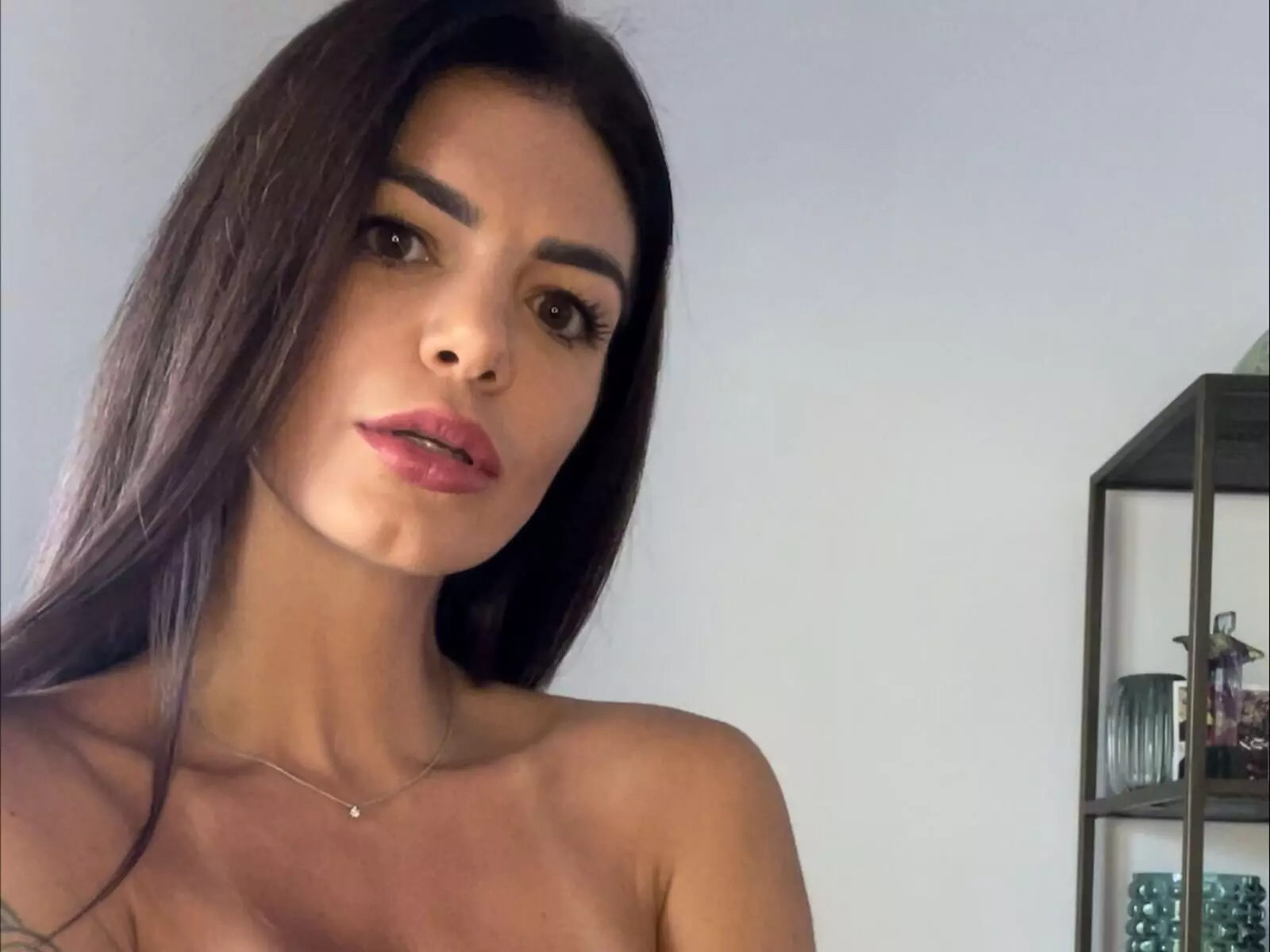 Discover LucyPoessie VIP show