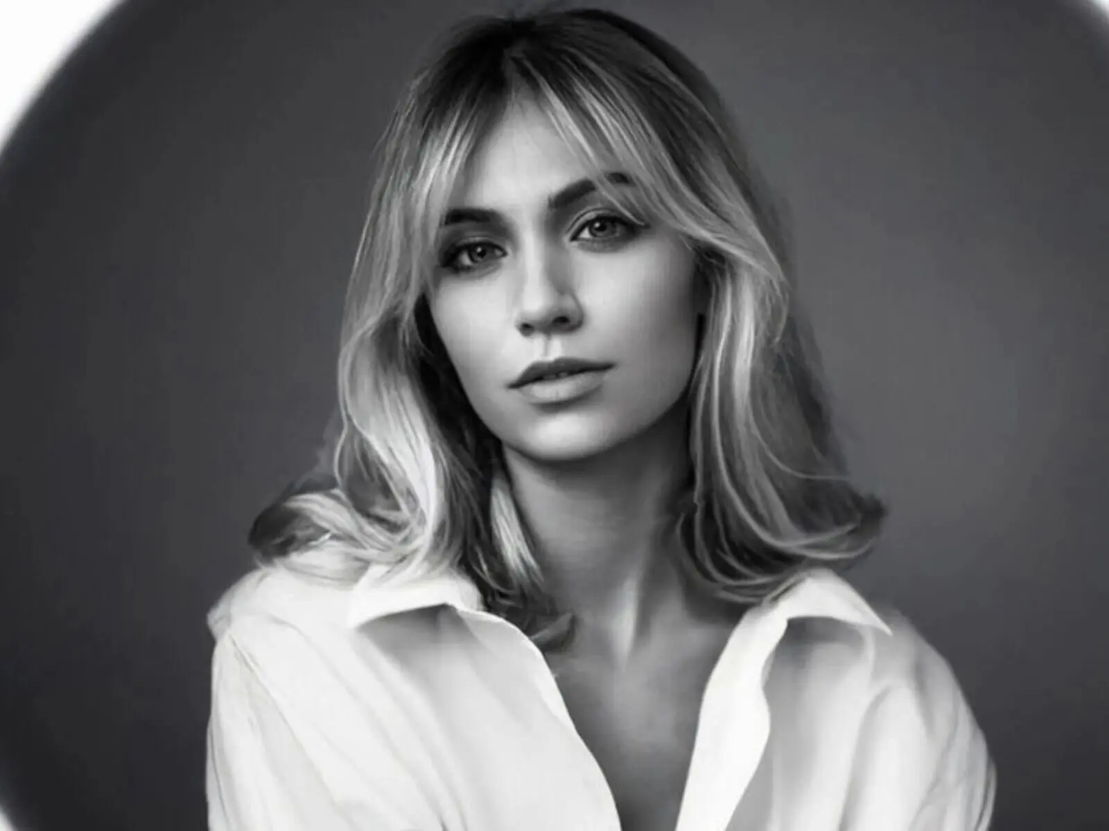 Discover LunaLawrence VIP show