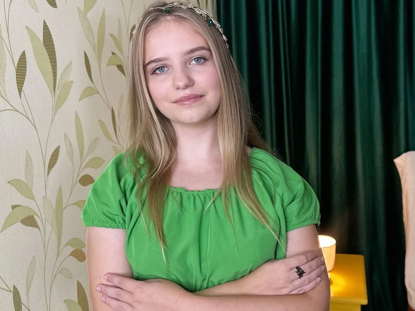 Discover LunaVeyra VIP show