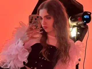 Discover LynnaSciullo VIP show