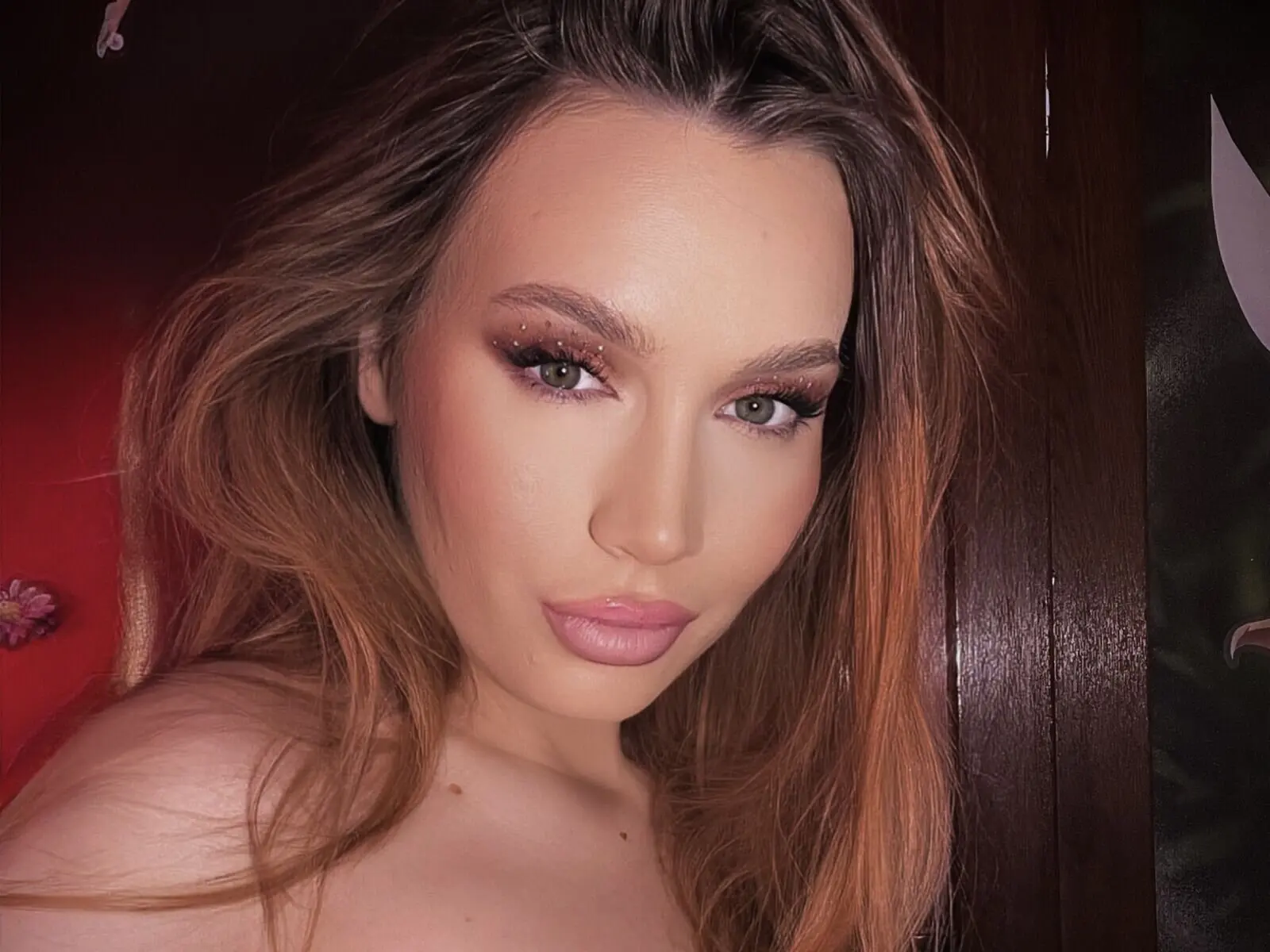 Discover MiraMoree VIP show