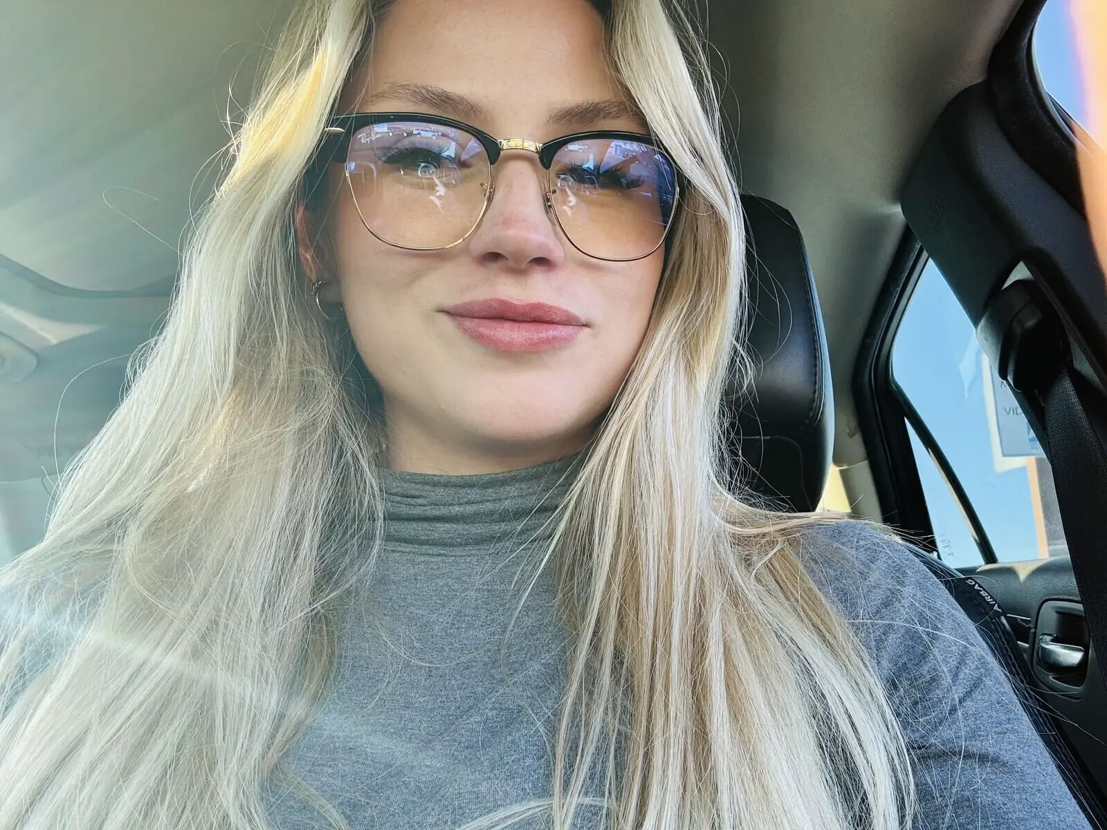 Discover SashaKarenia VIP show